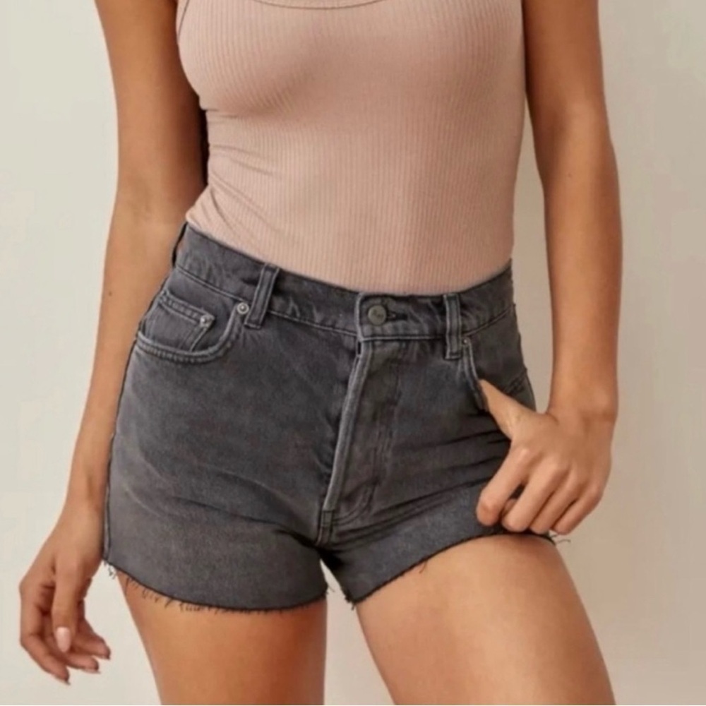 Reformation Charlie High Rise Jean Short in Havana
Wash 30